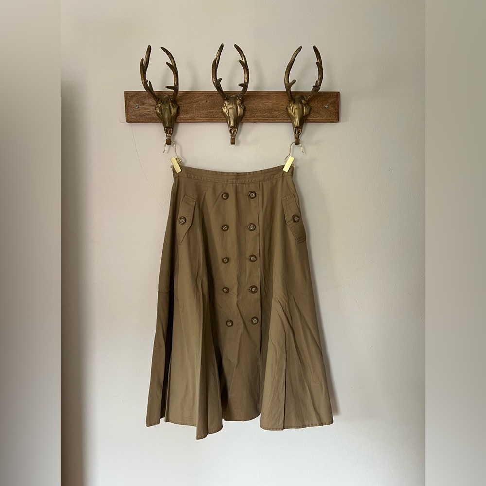 Safari style skirt with lots of buttons and pockets, kinda perfect!